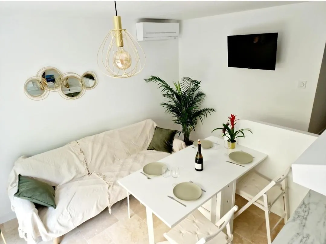Studio Au Bas Des Cretes En Bas De Villa A La Ciotat Proche De La Mer Et De Marseille France