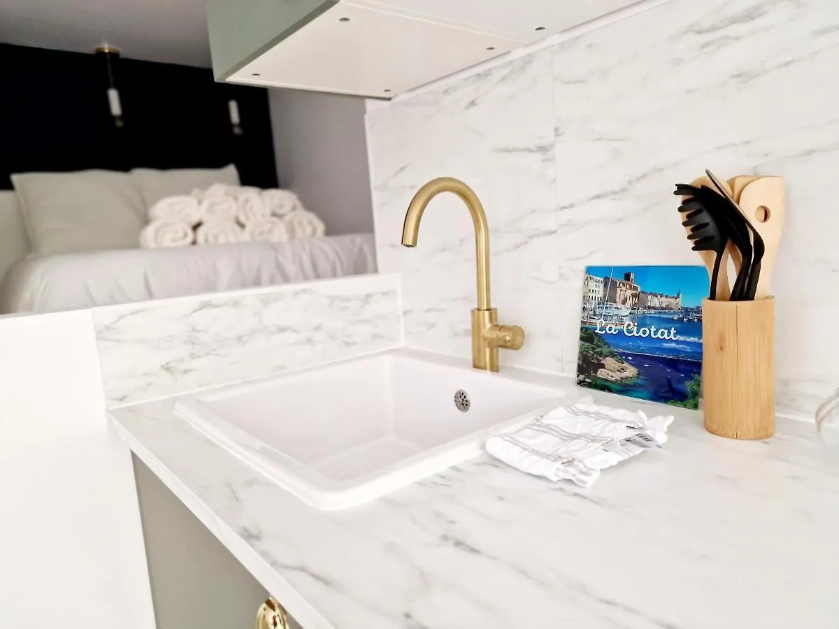 Studio Au Bas Des Cretes En Bas De Villa A La Ciotat Proche De La Mer Et De Marseille Apartment