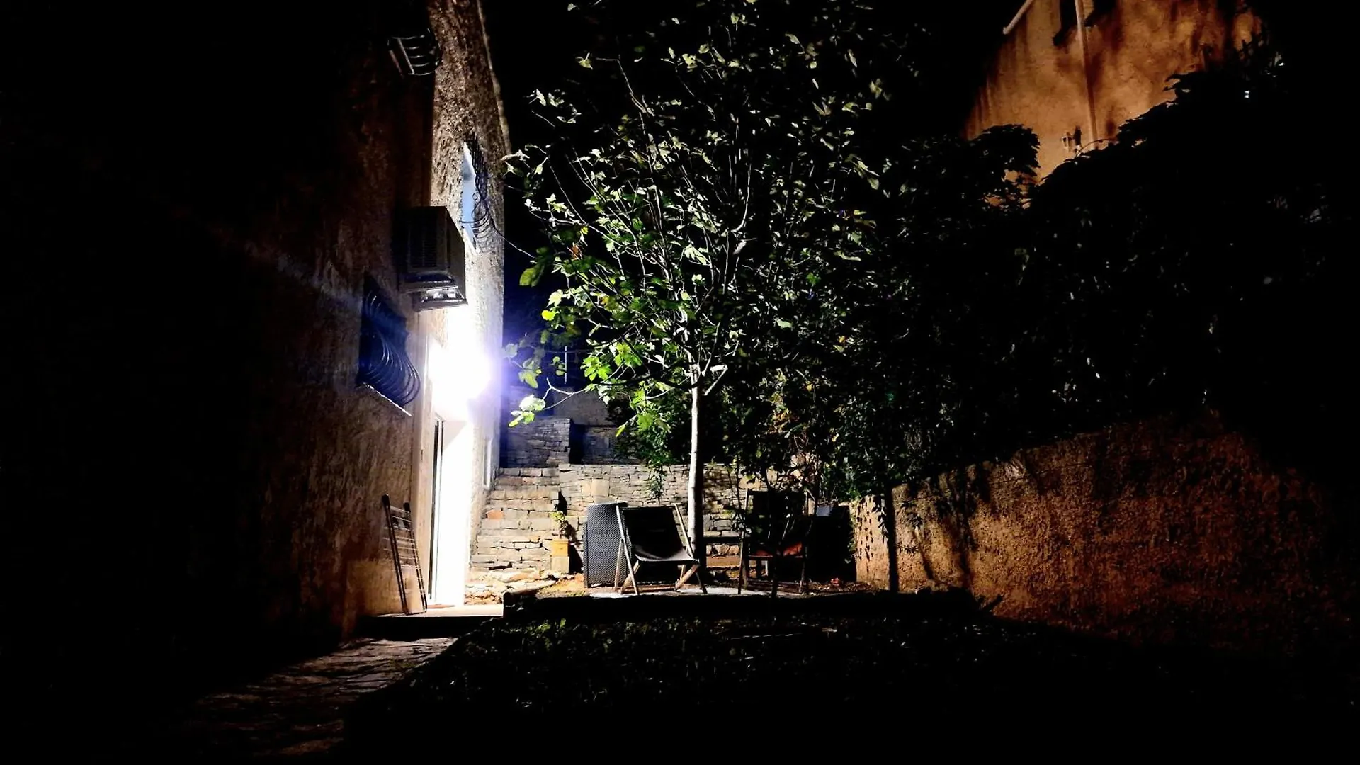 Studio Au Bas Des Cretes En Bas De Villa A La Ciotat Proche De La Mer Et De Marseille Apartment